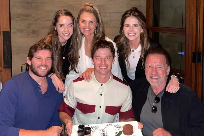 Arnold, Maria Shriver og deres børn Christina (øverst til venstre), Katherine (øverst til højre), Christopher (nederst til venstre) og Patrick (i midten)