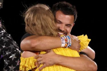 Taylor Swift tar fram ex-pojkvännen Taylor Lautner på scenen under 'Eras'-turnén