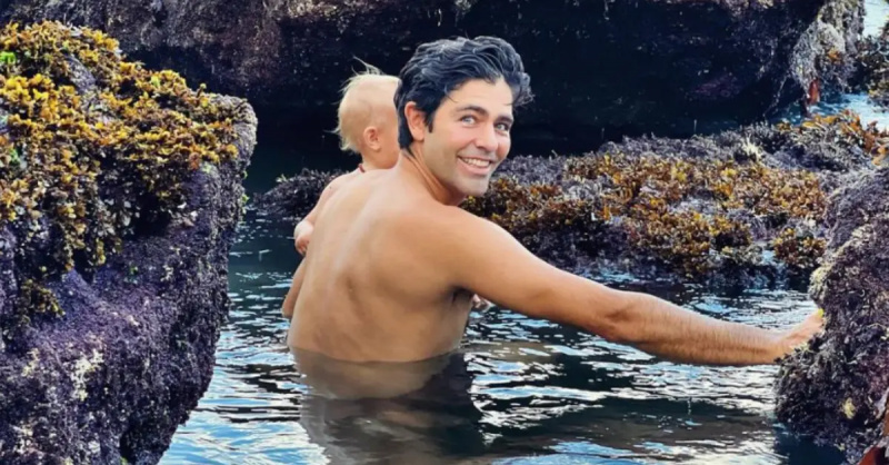  Adrian Grenier simmar med sin son.