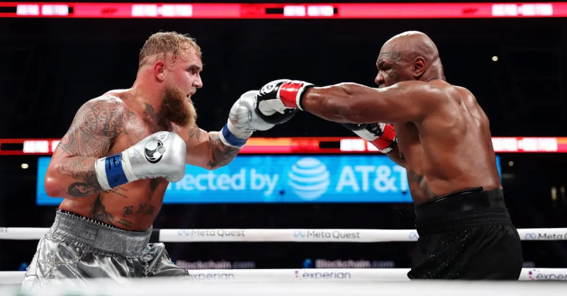 Jake Paul y Mike Tyson peleando en el ring.