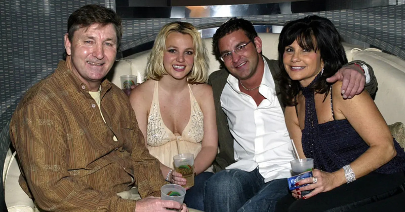 Sangerinden Britney Spears (2., L) og familie (L-R), far Jamie, bror Bryan og mor Lynne fejrer på den enestående Hardwood Suite på Palms Casino Resort i Las Vegas.