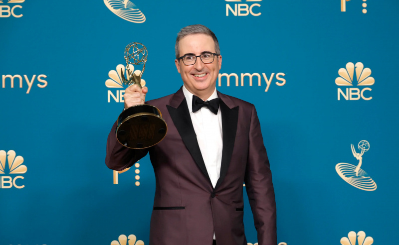 John Oliver, vencedor do Emmy, no tapete vermelho de smoking