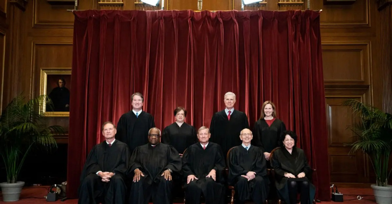 Juiz Associado Samuel Alito, Juiz Associado Clarence Thomas, Juiz Chefe John Roberts, Juiz Associado Stephen Breyer, Juiz Associado Sonia Sotomayor, Juiz Associado Brett Kavanaugh, Juiz Associado Elena Kagan, Juiz Associado Neil Gorsuch e Juíza Associada Amy Coney Barrett