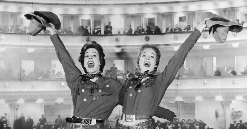 Carol Burnett și Julie Andrews dansează