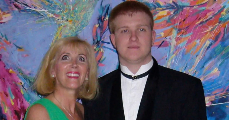 (L-R): Shelley Sykes fiával, Rory Sykesszel