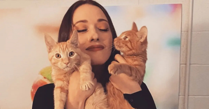 Kat Dennings s dvije narančaste mačke