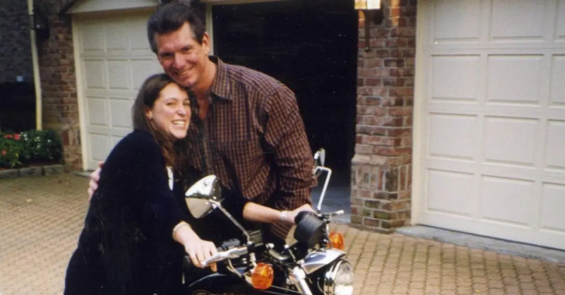Et tilbagevendende billede af Stephanie McMahon og hendes far Vince.