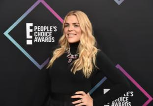 El viaje financiero de Busy Philipps: un vistazo a su patrimonio neto
