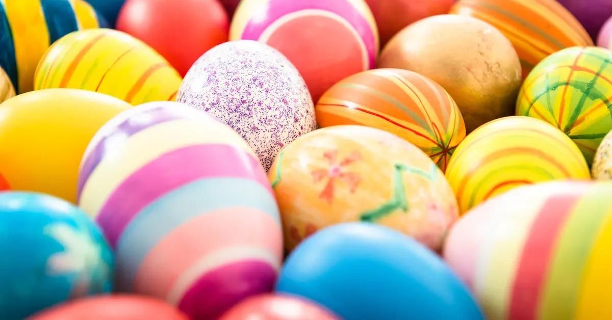 TikTok'ta Paskalya Yumurtalarını Eski Moda Şekilde Boyamak İçin Tonlarca Alternatif Var