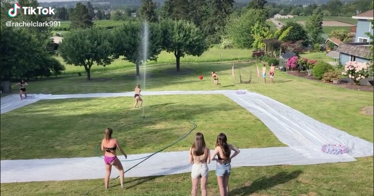 Το Slip and Slide Kickball είναι μια τέλεια τάση TikTok για τον ζεστό καιρό