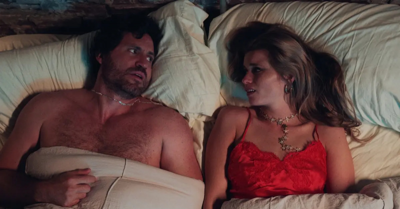 Edgar Ramírez đóng vai Mike Valentine và Abbey Lee đóng vai Delly West trong Netflix's 'Florida Man.'