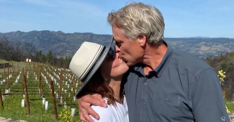 'People's Court' Judge Marilyn Milian kisses her husband John Schlesinger at a wine vineyard.