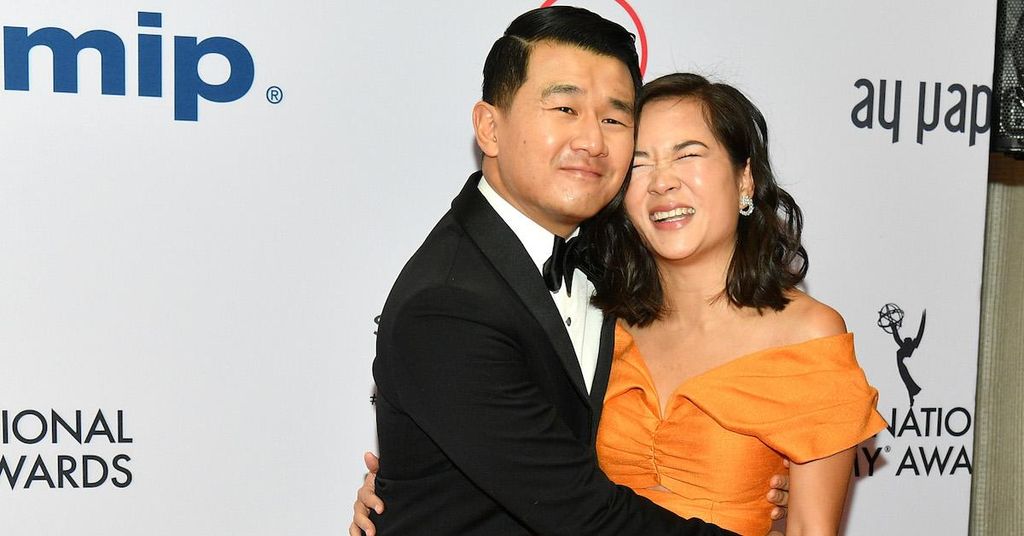 Ronny Chieng a jeho manželka měli tři svatby, ale jeden z nich zmeškal