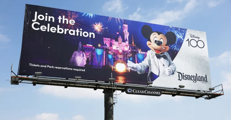 Un panneau publicitaire annonce Disneyland le 24 avril 2023 à Commerce, en Californie.