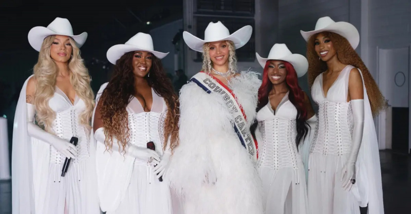 Beyoncé, Tanner Adell, Brittney Spencer, Reyna Roberts, at Tiera Kennedy sa panahon ng Netflix's NFL halftime show.