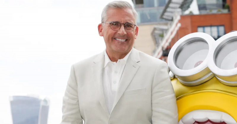   Steve Carell w białym garniturze i siwych włosach