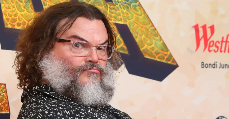   Jack Black robi śmieszną minę i nosi okulary
