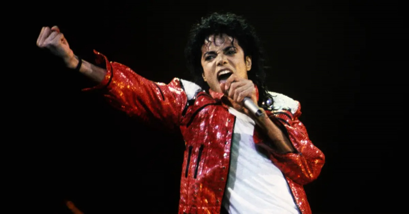   Michael Jackson w czerwonej kurtce i białym t-shircie