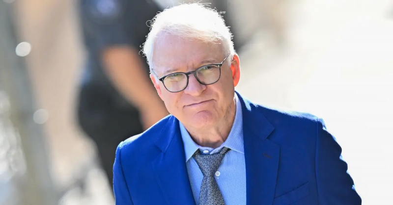   Steve Martin w niebieskim garniturze