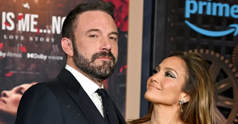   Jennifer Lopez przygląda się Benowi Affleckowi na czerwonym dywanie'this is me now'