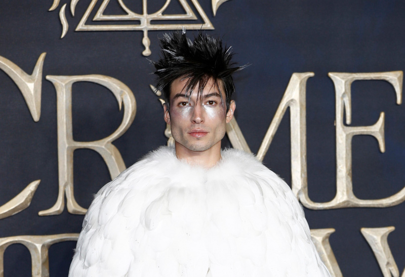 Ezra Miller tham dự một sự kiện cho'Fantastic Beasts: The Crimes of Grindelwald.'