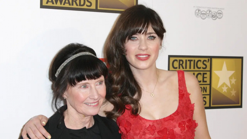 Zooey Deschanel dan ibunya menghadiri Kritikus Tahunan Kedua Asosiasi Jurnalis Televisi Siaran' Choice Awards on June 18, 2012