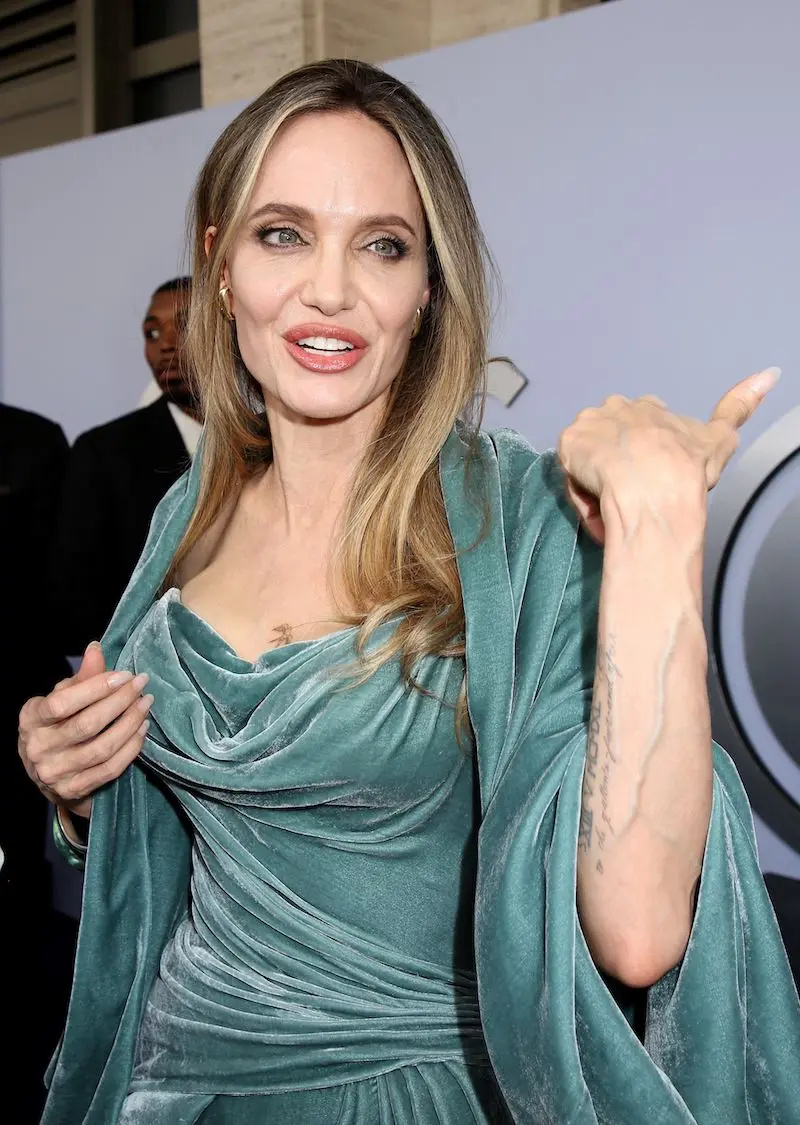 angelina jolie fågeltatuering