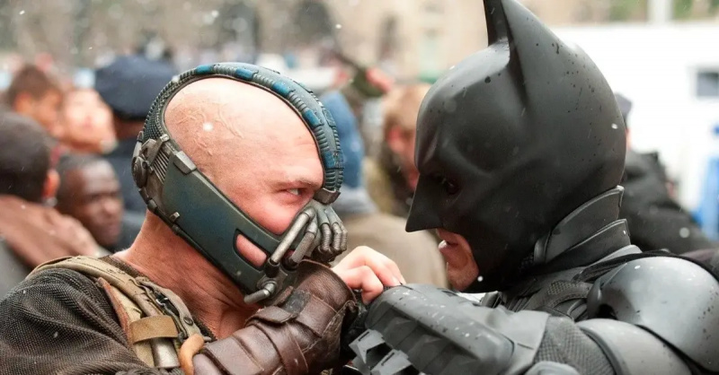 ベイン(トム・ハーディ)とバットマン(クリスチャン・ベール)が戦う。'The Dark Knight Rises'