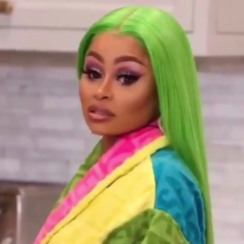Blac Chyna ser irriterad ut med knallgrönt hår och säger åt kameramannen att göra det"cut the cameras."