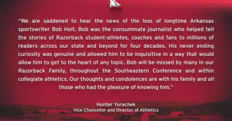 Hunter Yurachek, wakil rektor dan direktur atletik di Universitas Arkansas, menyampaikan penghormatan untuk Bob Holt.