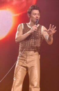   Harry Styles keskeyttää Cardiffin show'n raskaana oleville faneille, jotta he voivat käyttää pesuhuonetta