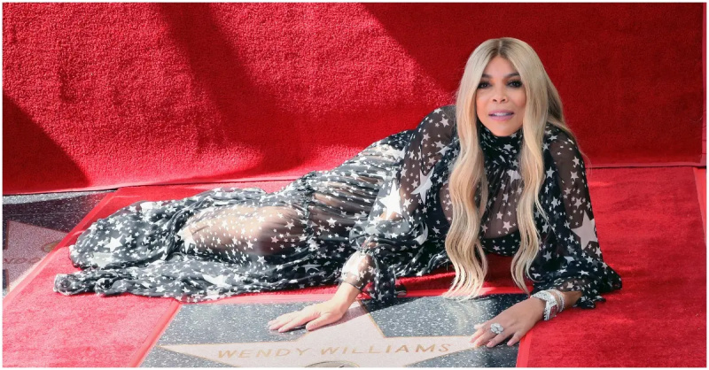 Wendy Williams se repose à côté de son étoile sur le Hollywood Walk of Fame.