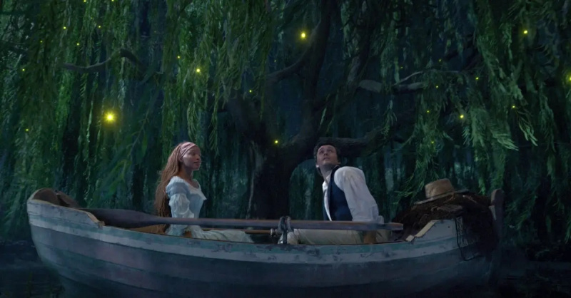 Arielis ir princas Erikas irklinėje valtyje tiesioginio veiksmo perdirbinyje'The Little Mermaid'
