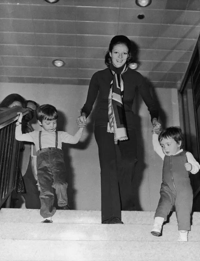 Maggie Smith z dwójką dzieci, Chrisem Larkinem (po lewej) i Tobym Stephensem, na londyńskim lotnisku, marzec 1971