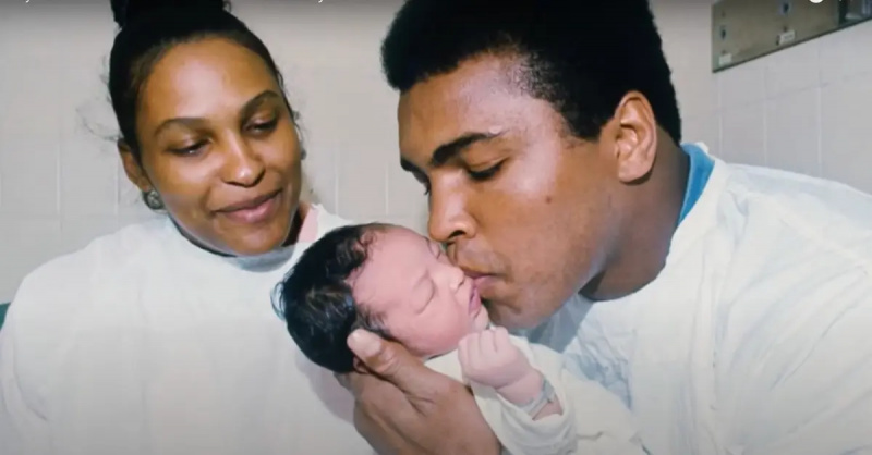 Muhammad Ali i njegov novorođeni sin, Muhammad Ali Jr.