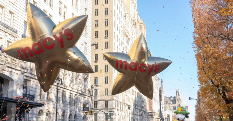 Baloane mari aurii cu „Macy's" written on them in red take part in the annual Macy's Thanksgiving Day Parade.
