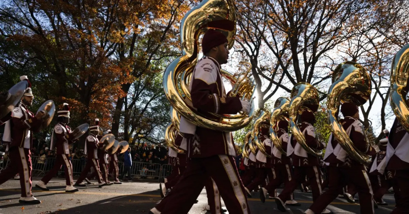 Unii dintre numeroșii interpreți ai trupei marșează de-a lungul Macy-ului anual's Thanksgiving Day Parade.