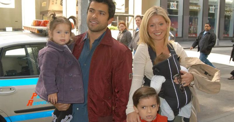  A Year with Frog & Toad åbner på Broadway: Kelly Ripa & mand Mark Consuelos & børnene Michael, Lola & Joaquin i Kelly's arms (Photo by Robin Platzer/FilmMagic)
