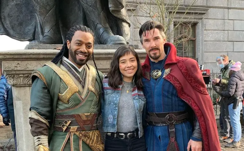 Xochitl Gomez amb dos dels seus coprotagonistes de Marvel