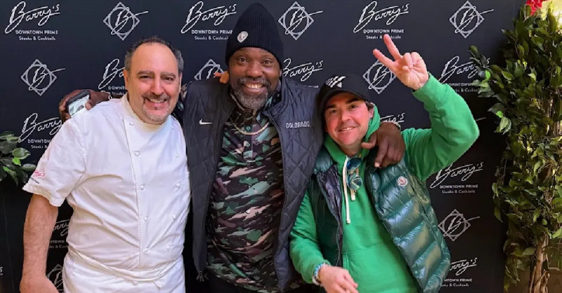 Eski NFL oyuncusu Warren Sapp Barrys Downtown Prime Chef Barry Dakake Cirrus Havacılık Hizmetleri Ortağı Michael Giordano