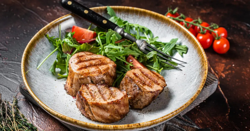   steak dan tempat tidur sayuran