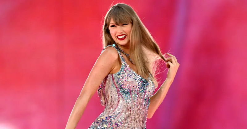 Teilore Svifta pasmaida, uzstājoties uz skatuves"Taylor Swift: The Eras Tour" at Wembley Stadium on Aug. 15, 2024, in London.