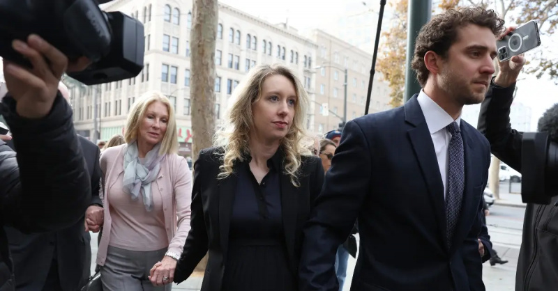 Elizabeth Holmes con su pareja Billy Evans y su madre Noel Holmes
