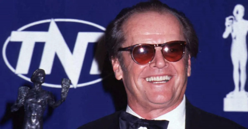 Jack Nicholson a kezében egy díjjal.