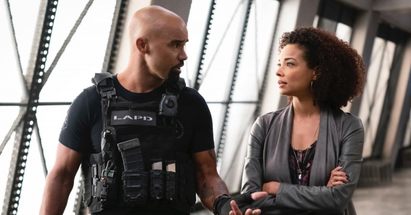 Hondo ve Nichelle bir konuşma yapıyor'S.W.A.T.'