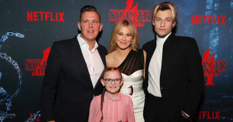 De gauche à droite : Bobby Brown, Millie Bobby Brown, Ava Brown et Jake Bongiovi