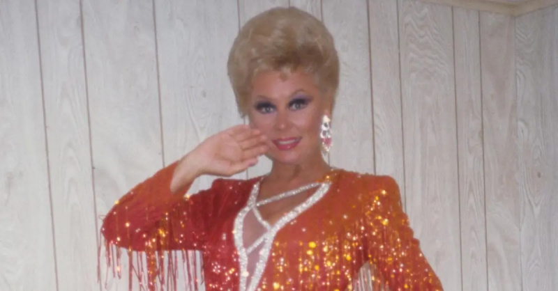 Mitzi Gaynor dans une tenue orange à paillettes.
