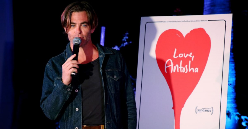 Chris Pine participă la aniversarea a 10 ani'Star Trek' honoring Anton Yelchin.