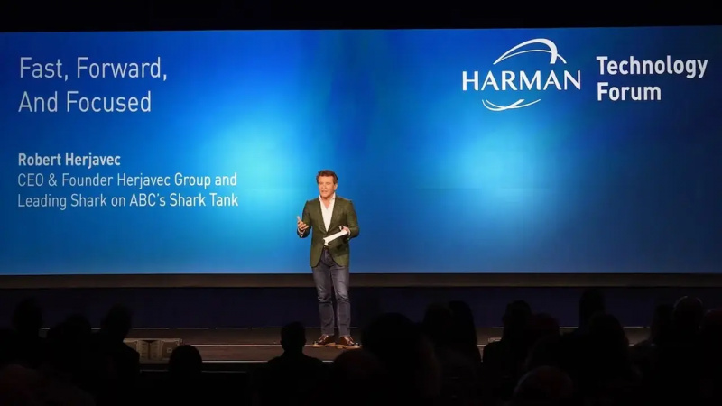 Robert Herjavec talar vid ett evenemang på ARIA Resort & Casino den 10 oktober 2019
