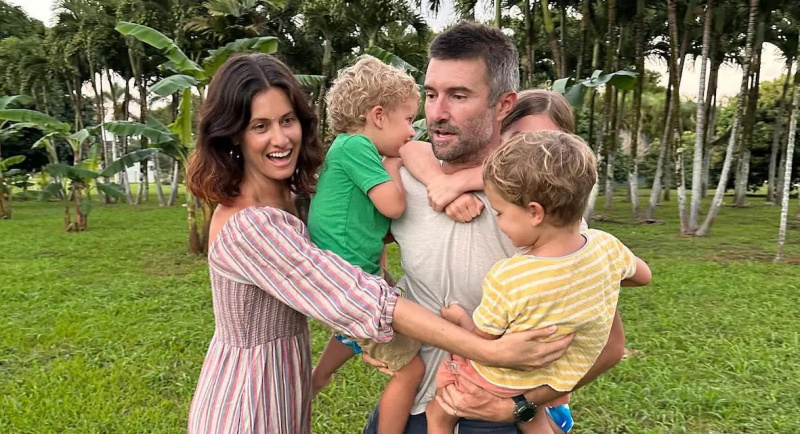 Brandon Jenner fica com vergonha do pai depois de compartilhar a foto da filha dormindo de bruços